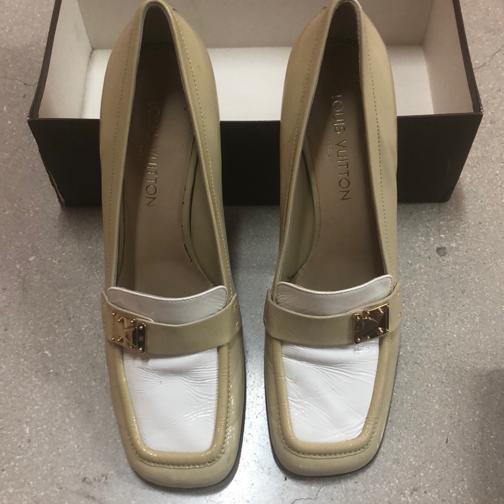 LUIS VUITTON CLASSIC PUMP.